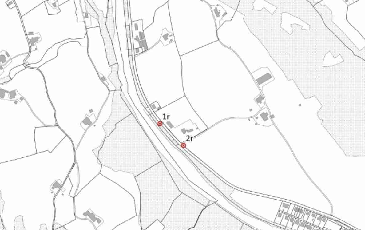 Kartenausschnitt Aeschau-Horben mit eingezeichneter Strasse und zwei markierten Erhebungsstandorten (1r und 2r) für Messung entlang der Strasse, umgeben von einzelnen Gebäuden, Feldern und Waldflächen.