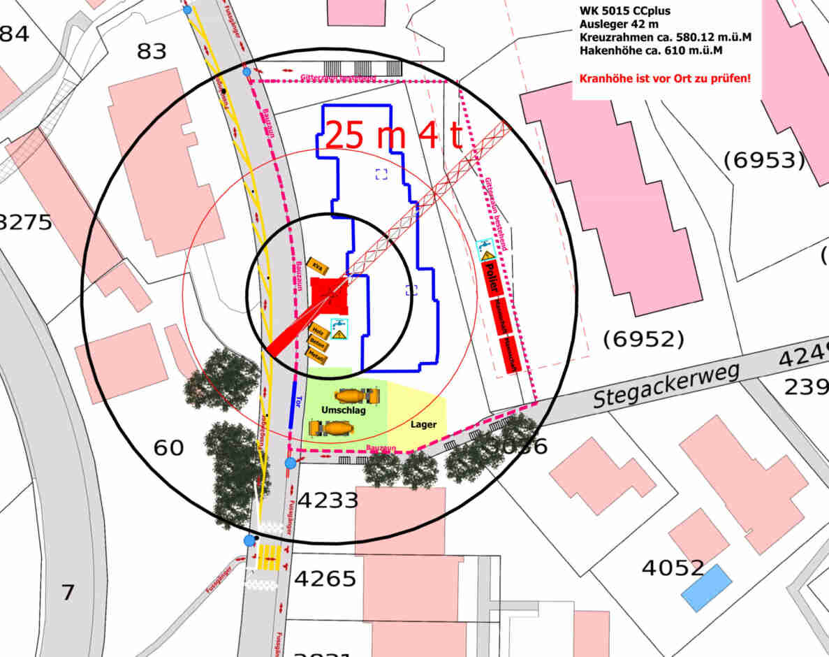 Baustellen-Übersichtsplan zum Wohnüberbauungsprojekt Flugbrunnenareal in Bolligen mit eingezeichnetem Kranstandort (WK 5015 CCplus, Ausleger 42 m, Kreuzrahmen ca. 580.12 m.ü.M, Hakenhöhe ca. 610 m.ü.M) und Reichweitenkreisen. Dargestellt sind Bauzaun, Gitterzaun, Baustellenzufahrt mit Tor, Lager- und Umschlagflächen, Baustelleninfrastruktur sowie der angrenzende Stegackerweg mit markiertem Fussgängerbereich und Fussgängerstreifen.