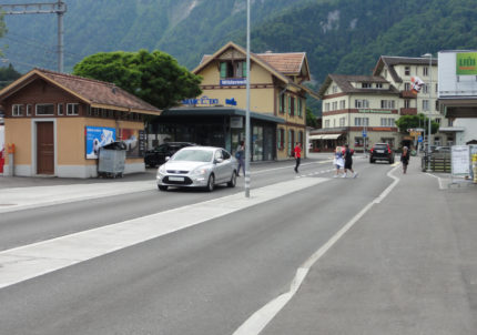 Die als Tempo-30 Zone und nach dem Prinzip des flächigen Querens umgestaltete Hauptstrasse