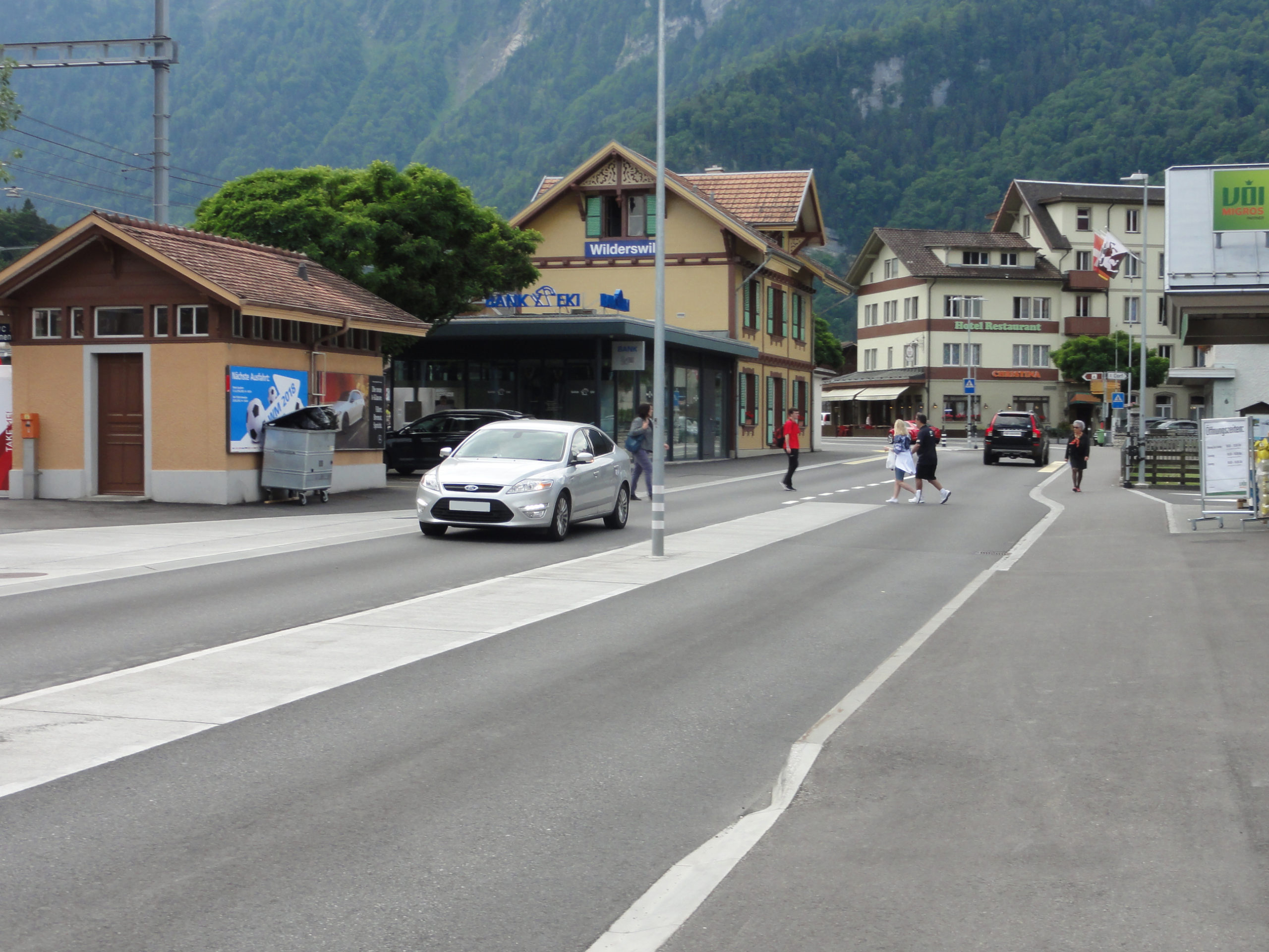 Die als Tempo-30 Zone und nach dem Prinzip des flächigen Querens umgestaltete Hauptstrasse