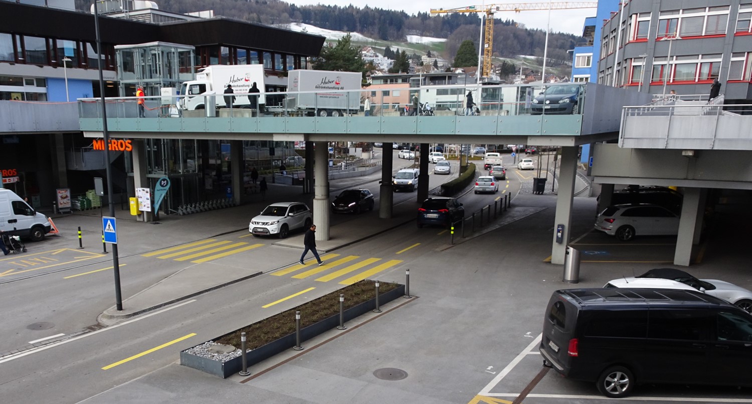 Seestrasse mit Fussverkehrsverbindungen auf verschiedenen Ebenen