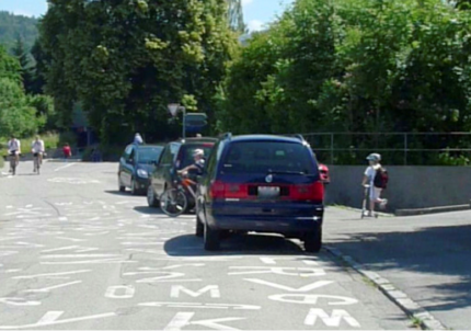 Elterntaxis warten vor dem Schulhaus und versperren dabei die Sicht auf die Schulkinder. (Archivbild verkehrsteiner AG)