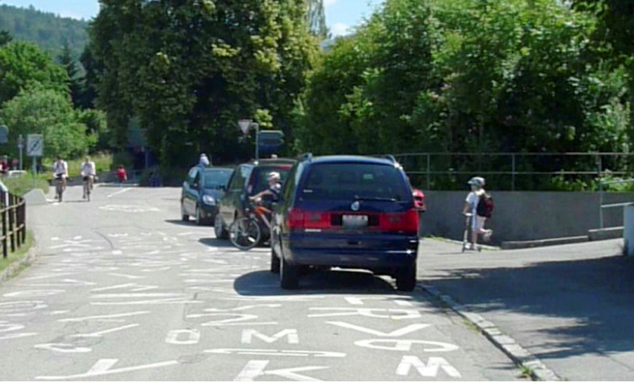 Elterntaxis warten vor dem Schulhaus und versperren dabei die Sicht auf die Schulkinder. (Archivbild verkehrsteiner AG)