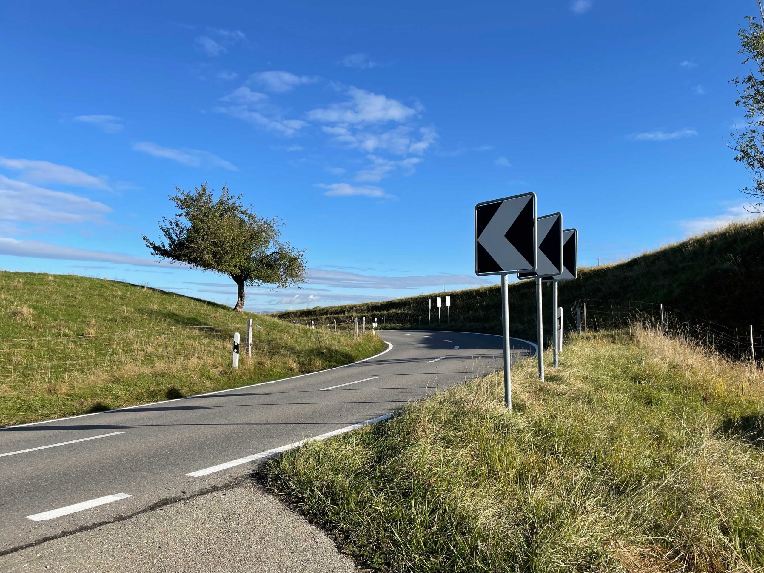 Enge Linkskurve in Fahrtrichtung Schüpfen