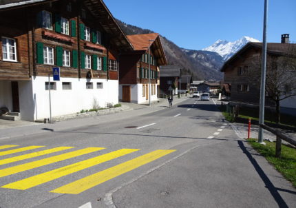 Brünigstrasse im Dorfzentrum von Hausen