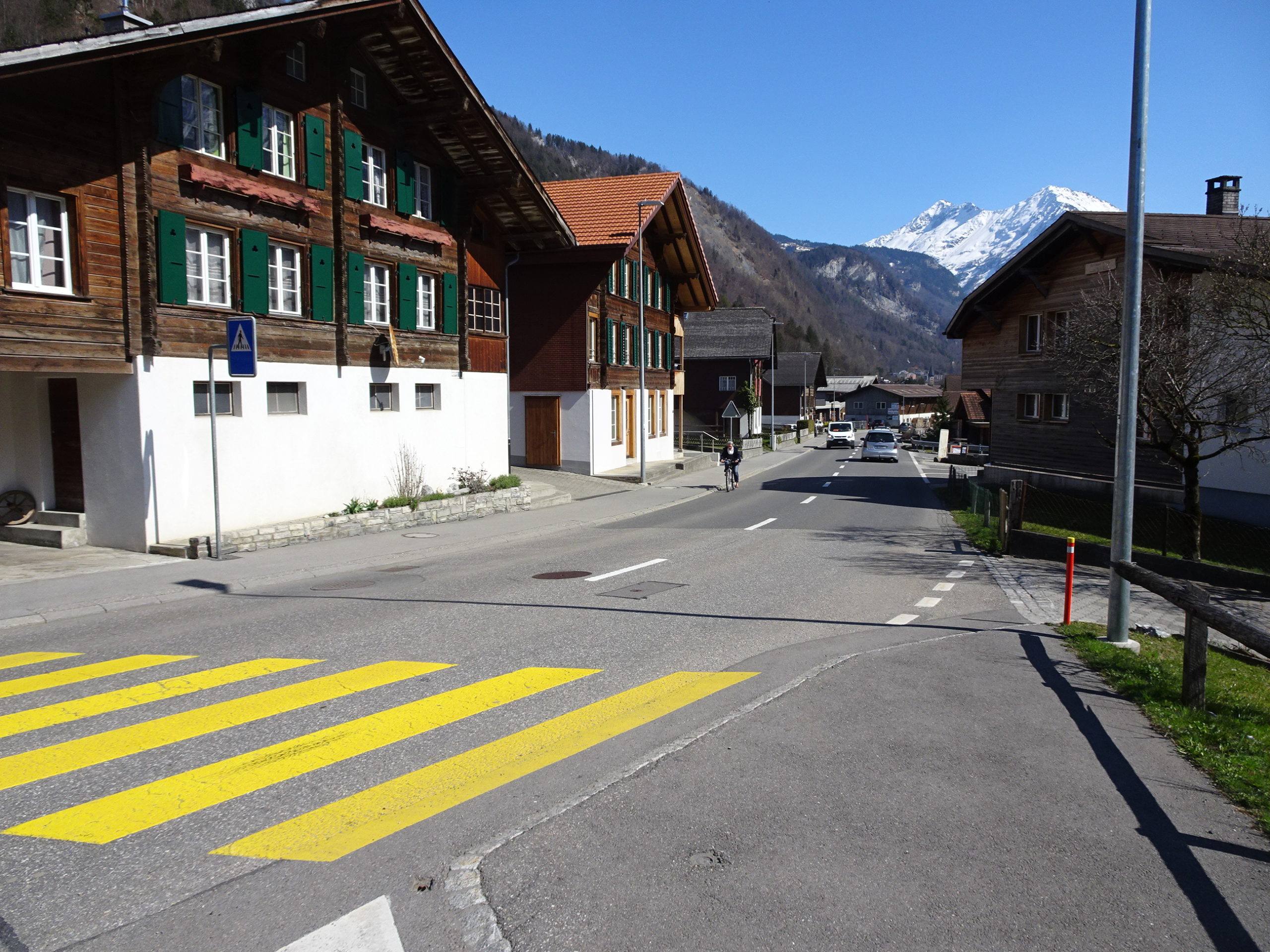 Brünigstrasse im Dorfzentrum von Hausen