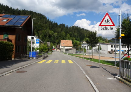 Ortbachstrasse in Richtung Schulhaus