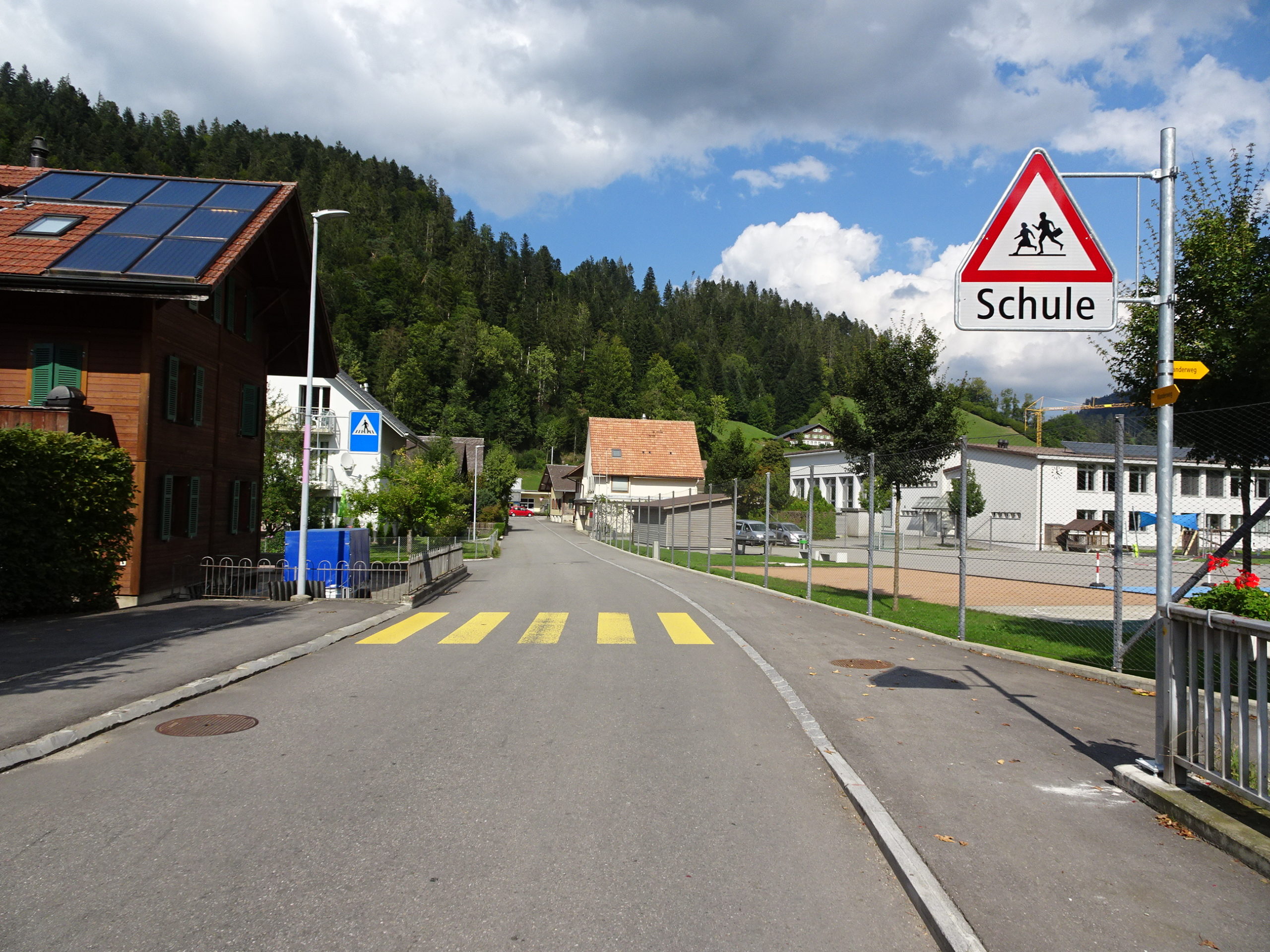 Ortbachstrasse in Richtung Schulhaus