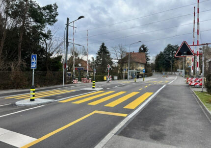 Bahnübergang und Bushaltestelle Schweighof