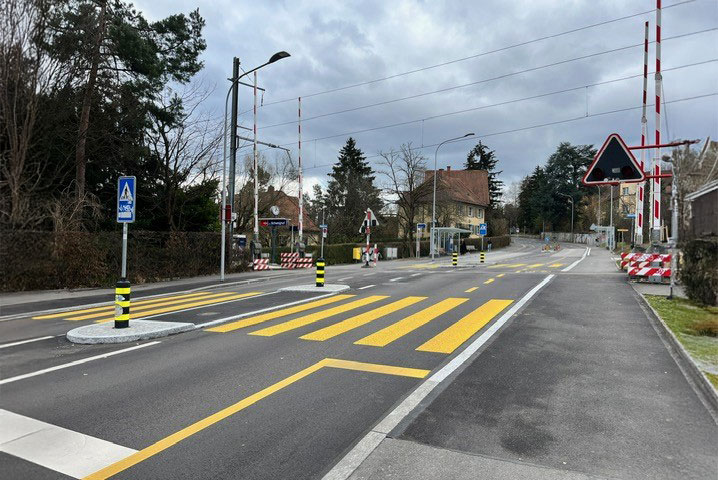 Bahnübergang und Bushaltestelle Schweighof
